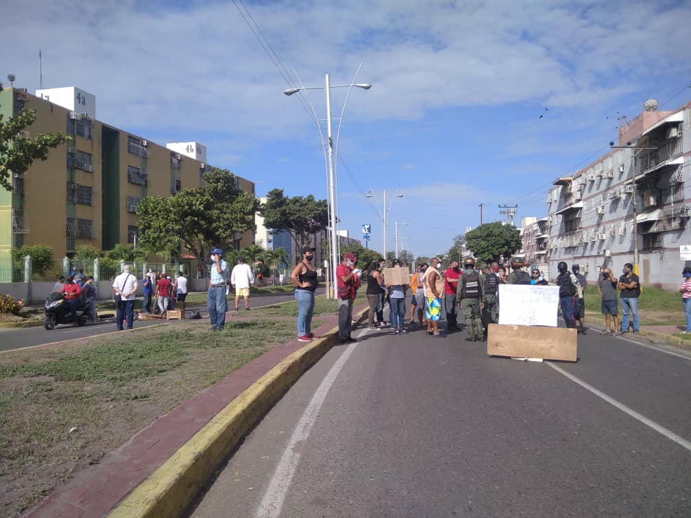 En Anzoátegui habitantes protestan para que autoridades recojan un cadáver encerrado en un apartamento