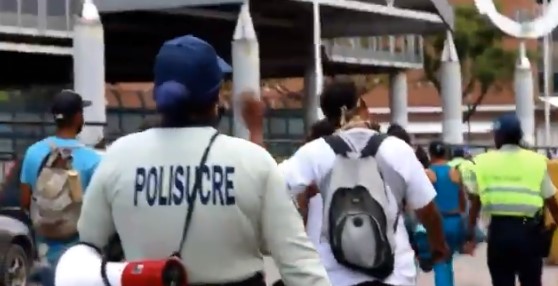 En Petare, PoliSucre detiene a quien no usa el tapabocas (VIDEO)