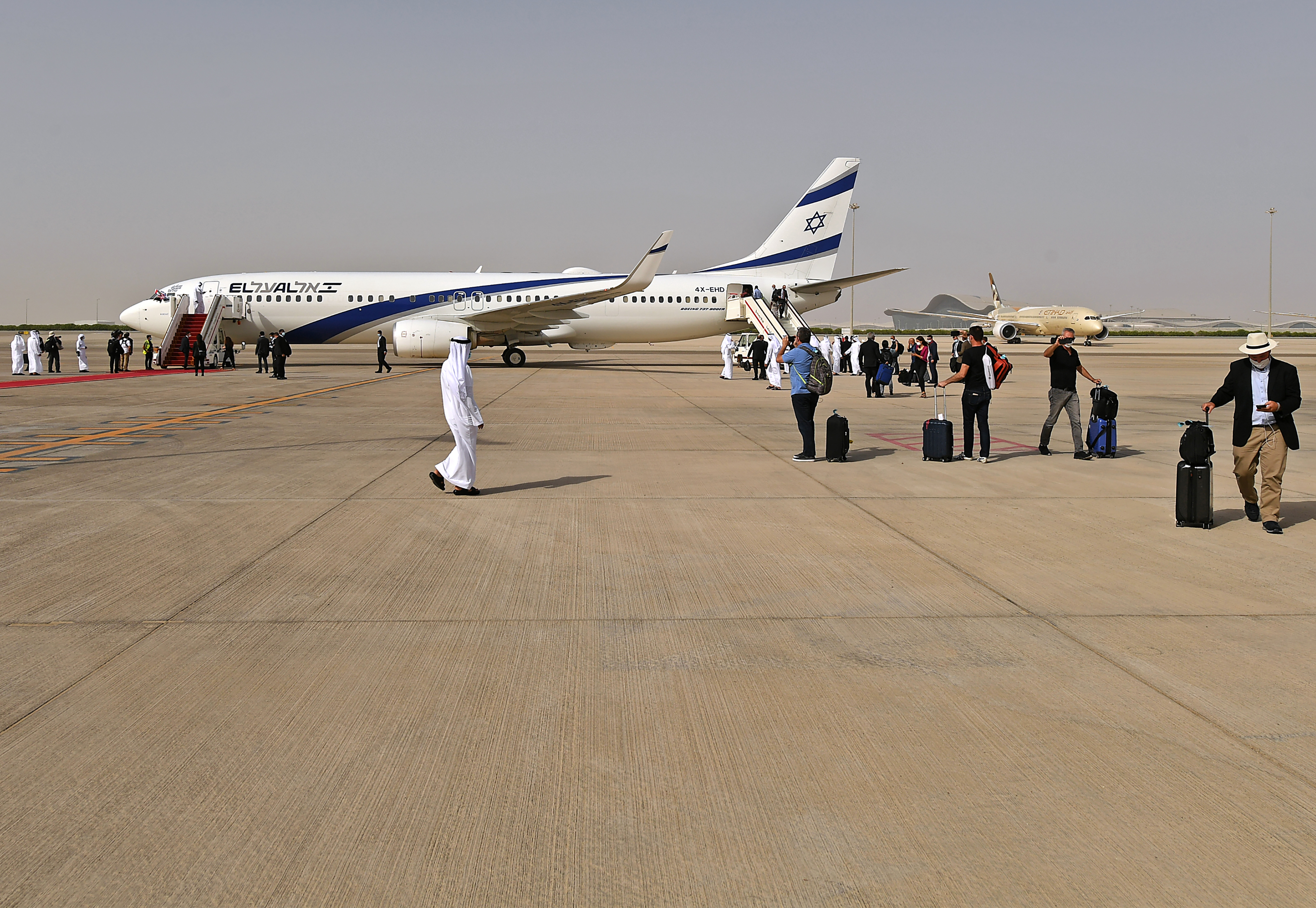 Primer vuelo comercial directo entre Israel y Emiratos aterrizó en Abu Dabi