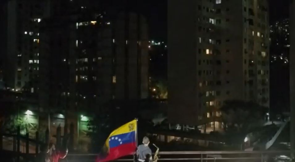 ¡SORPRESA! Conciertos a distancia: Así se rompe la monotonía en Baruta durante la pandemia (VIDEO)