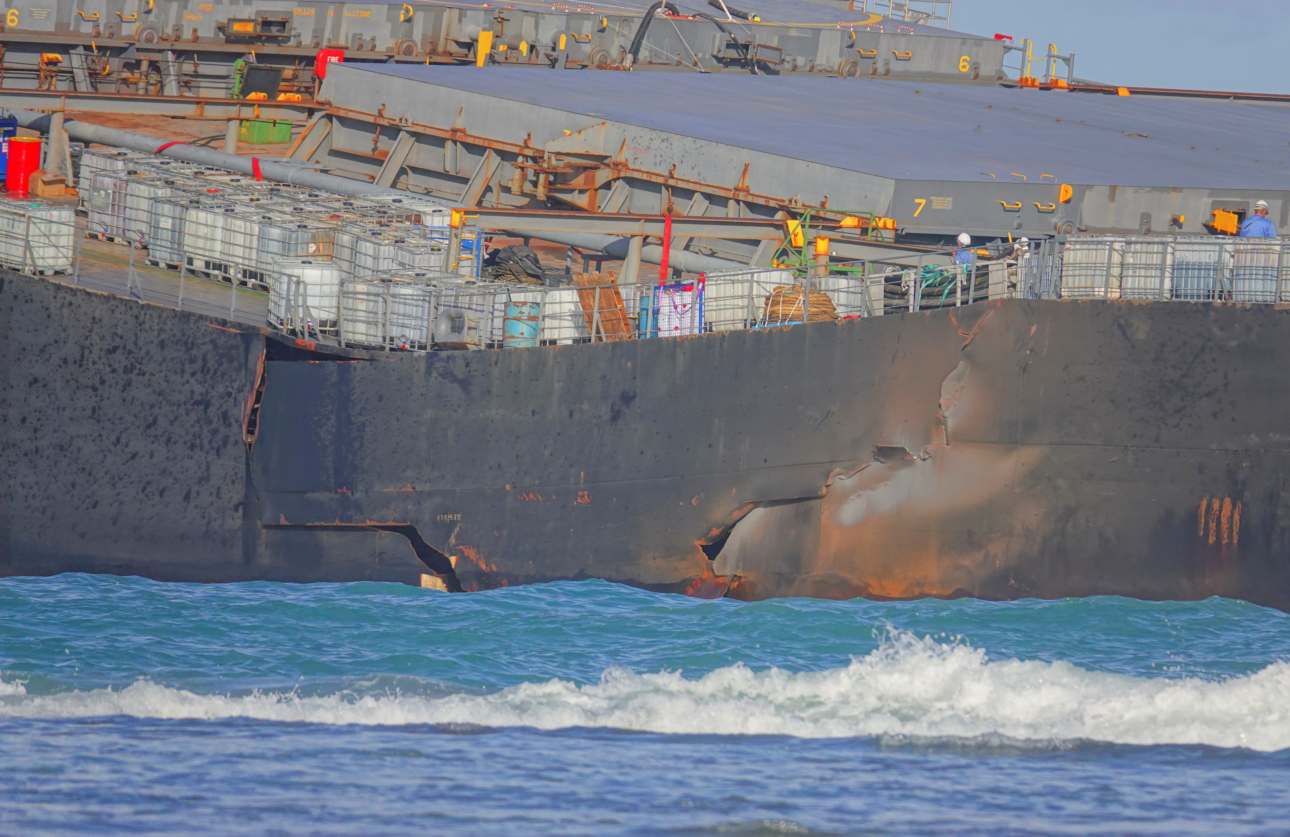 Se parte en dos el carguero que vertió petróleo en aguas de Mauricio