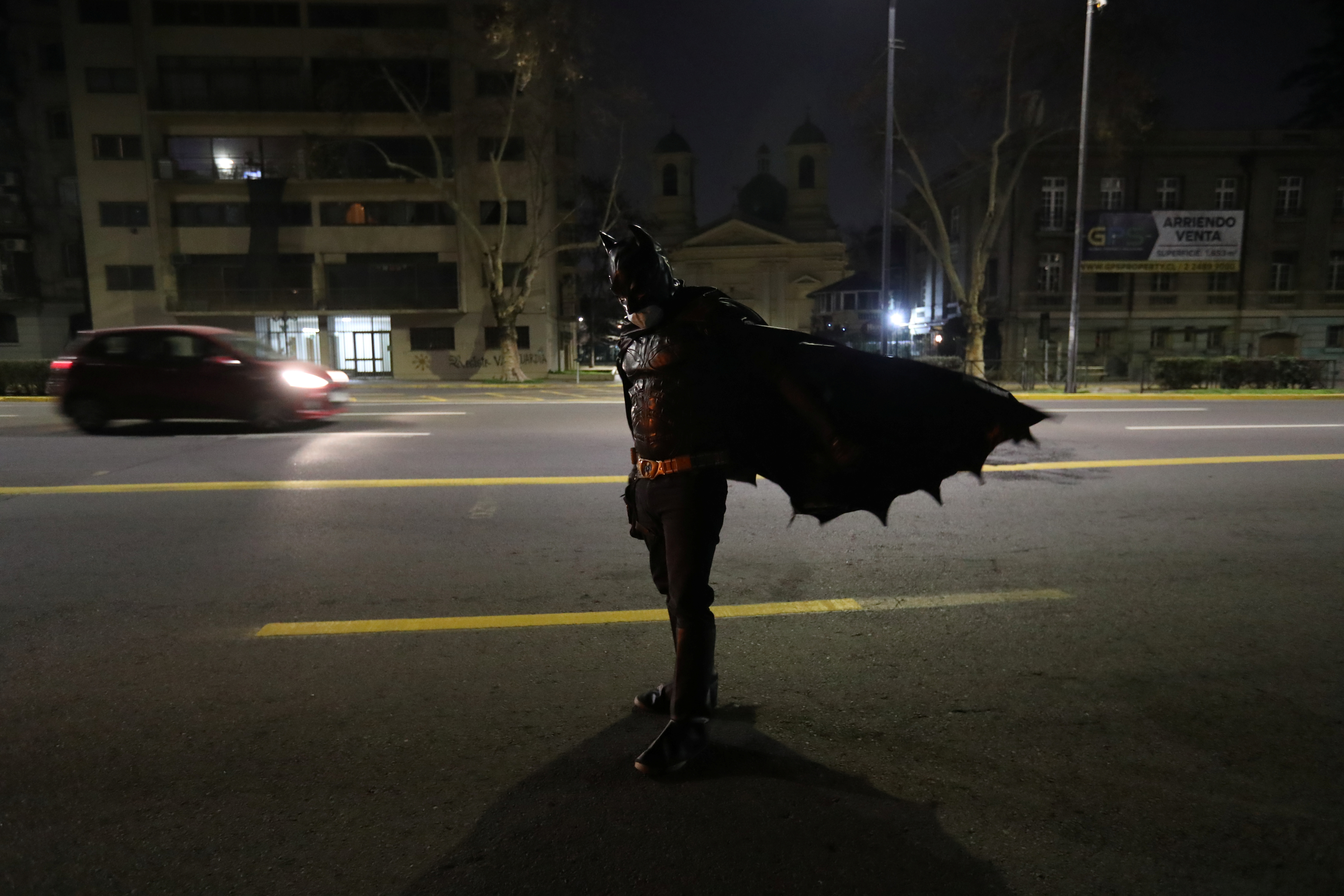 “Batman solidario” entrega comida caliente a indigentes en capital chilena (Fotos)