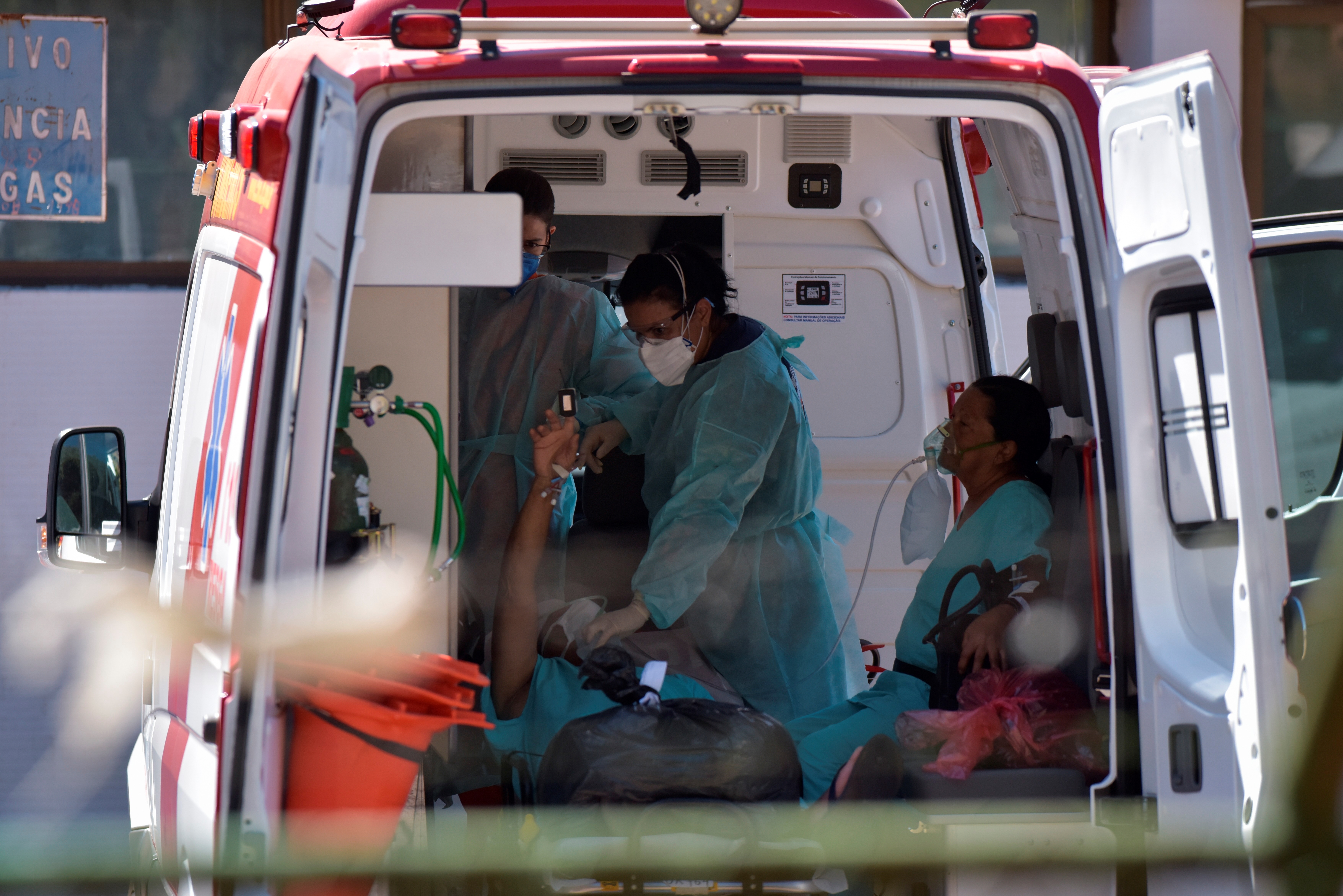 Brasil registró más de 800 muertes en una nueva jornada gris por coronavirus