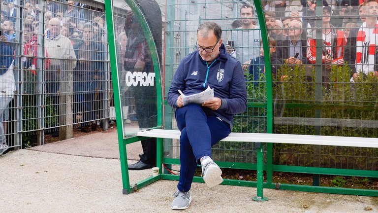 Ni el dinero, ni la fama, ni los lujos: Cuál es el método que emplea Marcelo Bielsa para elegir los equipos que dirige