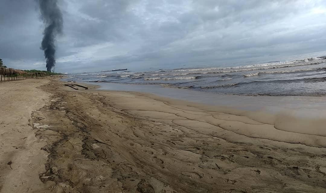 Alertan del riesgo ambiental por derrame petrolero en costas de Venezuela (Fotos)