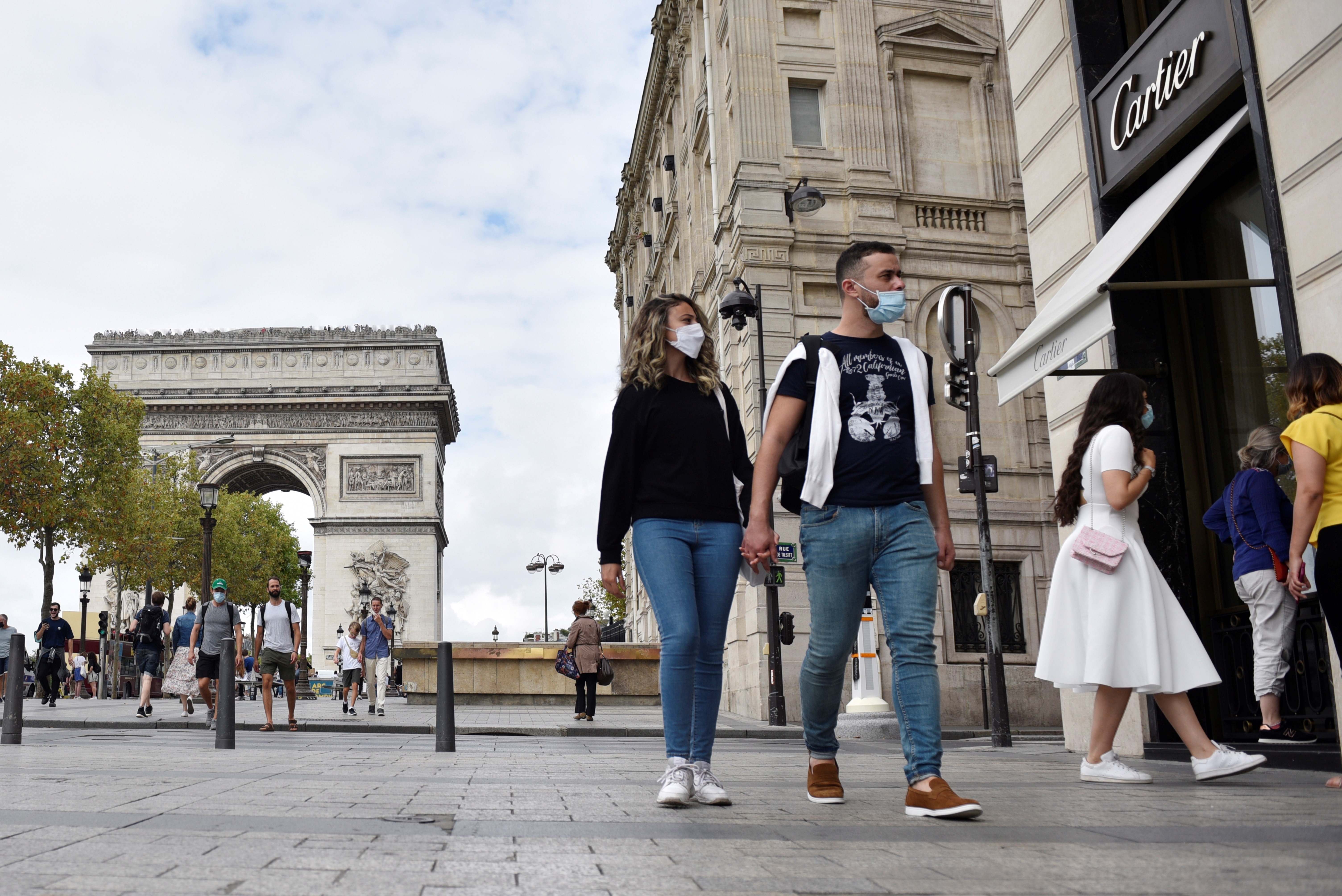 Los cafés y bares de París cerrarán a partir del martes para frenar propagación de Covid-19