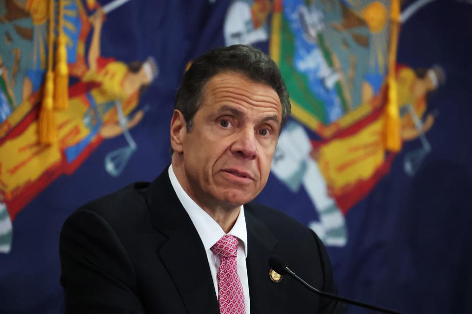 Cuomo ordenó extensión de moratoria de desalojos por 30 días más