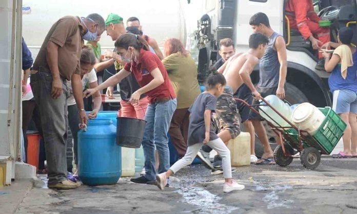 Los zulianos están cansados de tanto “carretear” agua para sus casas