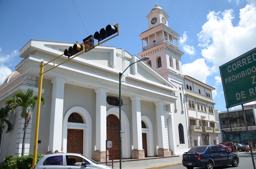 Ladrones apuntaron con armas de fuego a un cura y un monaguillo en Los Teques