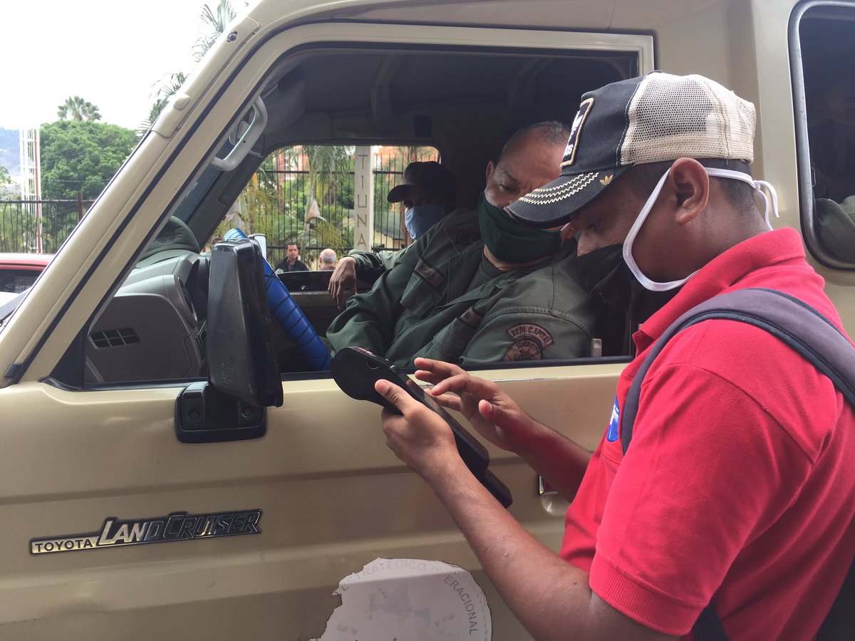 Así se encuentra la cola para surtir gasolina en la estación de servicio de Fuerte Tiuna #15Ago (Video)