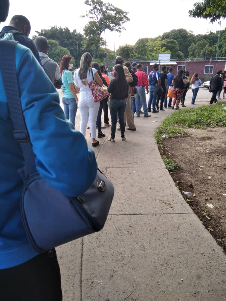 Colas para ingresar al metro desde la estación Propatria en quinto día de flexibilización #14Ago