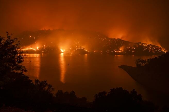 Miles de personas son afectadas por una tormenta eléctrica en California