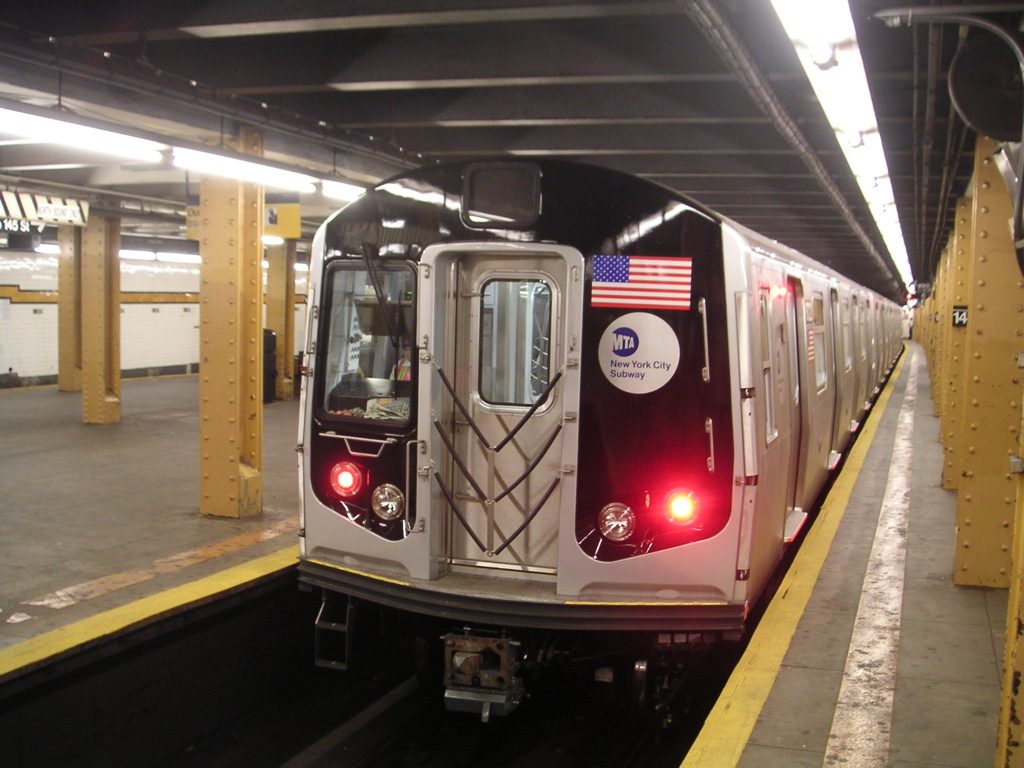 Lo golpearon y le cortaron el rostro durante una trifulca en el Metro de Nueva York