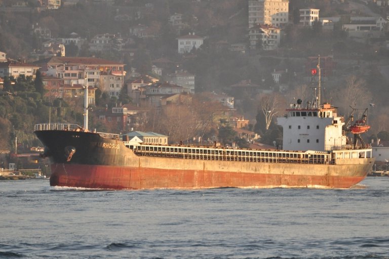 Un destartalado barco ruso abandonado y su misterioso dueño, el inicio del camino que terminó con las explosiones que enlutan al Líbano