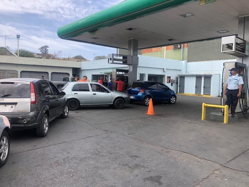 Cumaneses se “mudan” a las bombas para poner tan solo 25 litros de gasolina