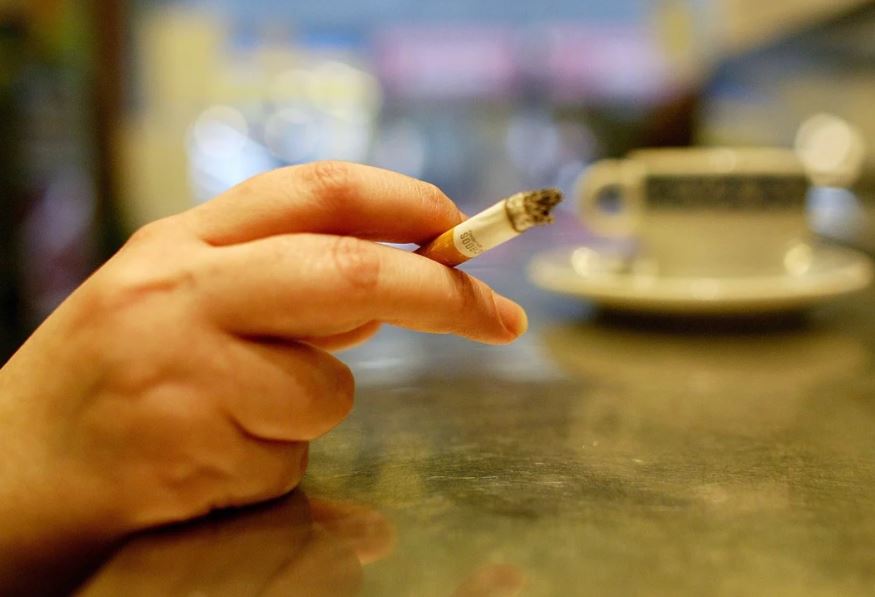 Le dijeron que no se podía fumar en la terraza de un bar y reaccionó de la PEOR manera