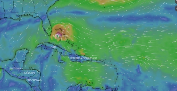 Isaías se debilita a tormenta tropical antes de llegar a Florida