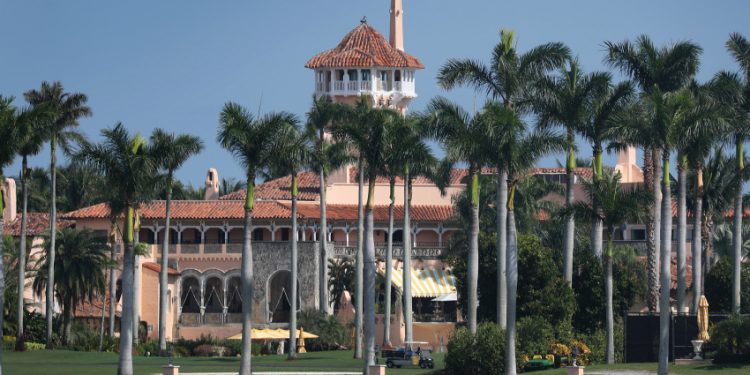 Jóvenes ingresan con fusiles AK-47 en el club Mar-a-Lago de Donald Trump