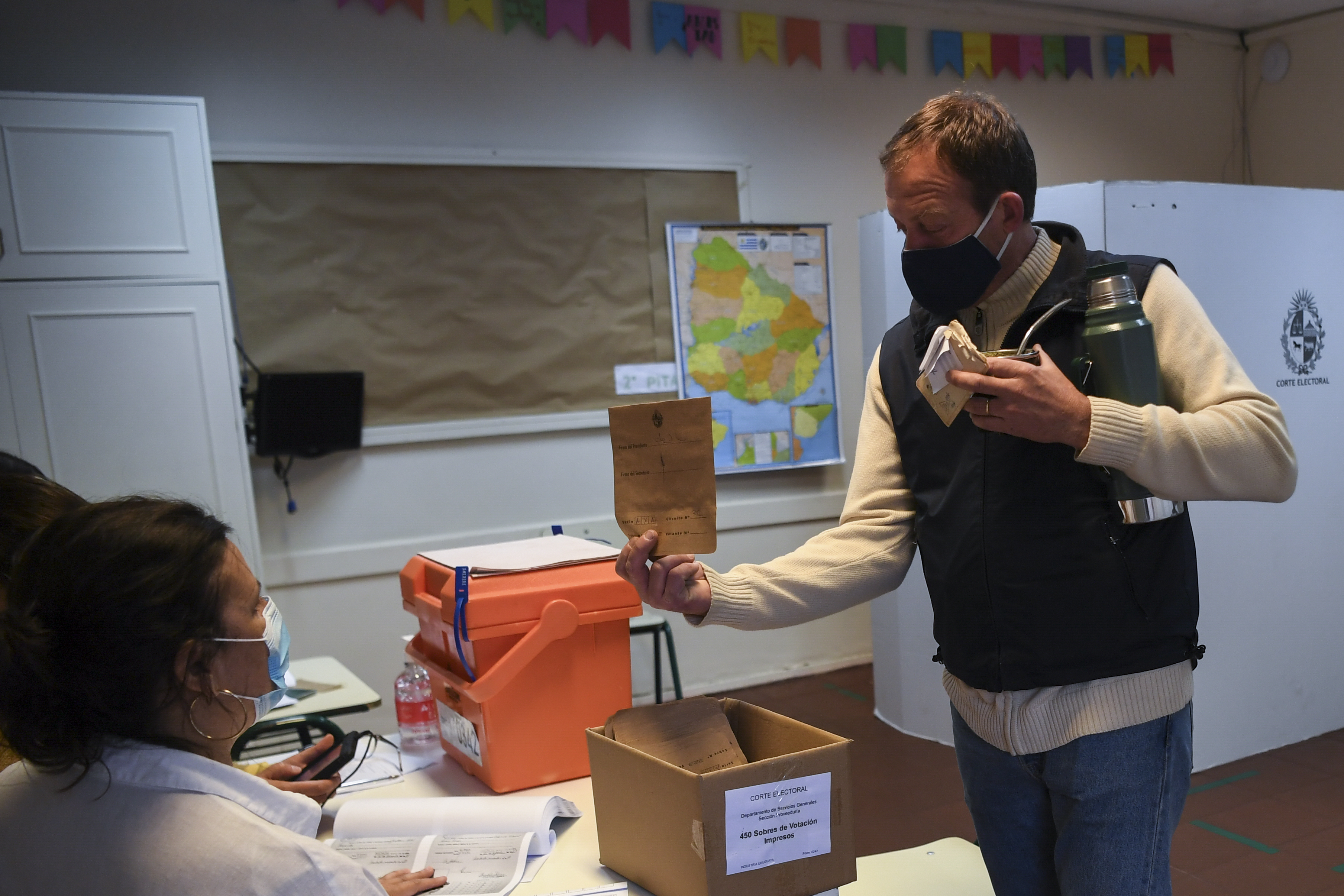 Uruguay celebró elecciones con mascarillas, distancia y alcohol en gel