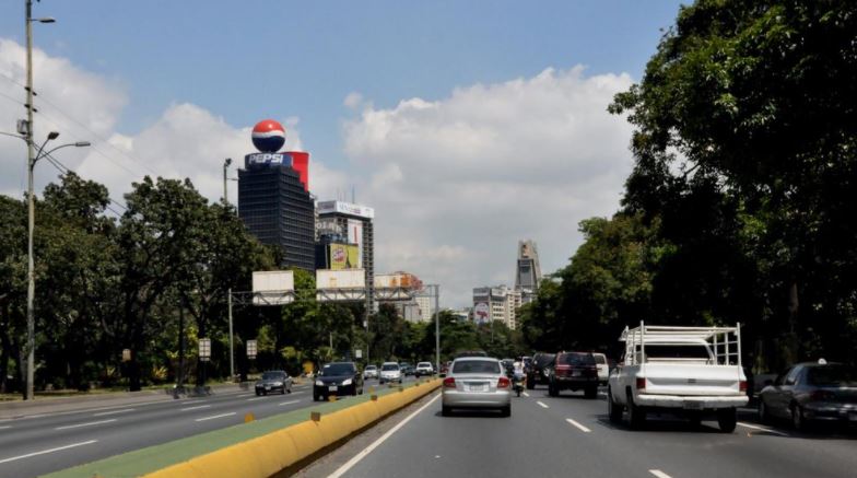 Un fallecido en la autopista Francisco Fajardo tras impacto de moto #13Sep (Imágenes sensibles)