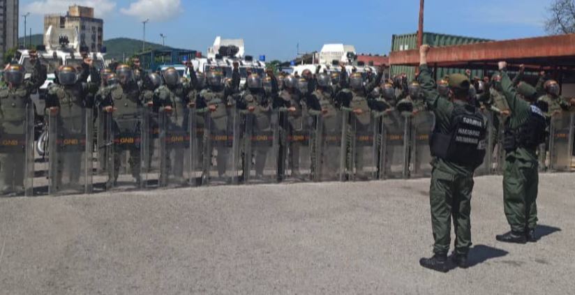 ¡Así de simple! Fanb bloqueó la Gran Mariscal de Ayacucho para sus ejercicios militares (FOTO)