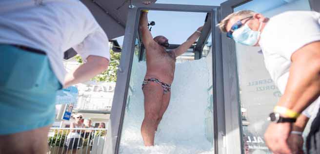 Un hombre permaneció dos horas dentro de una cabina de hielo (Foto)