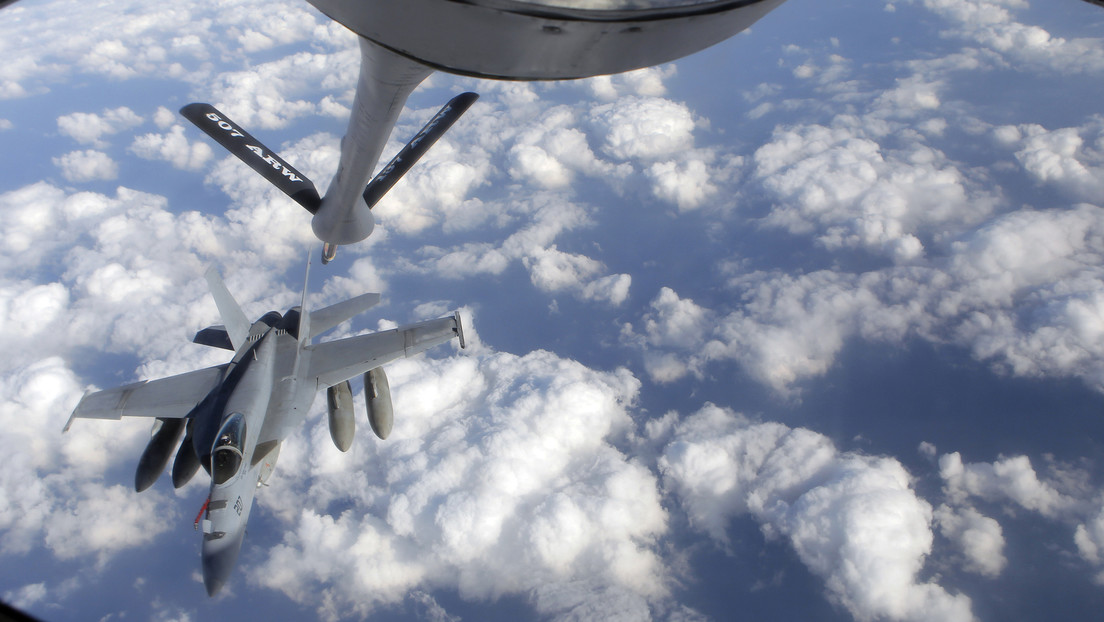 Cazas estadounidenses F/A-18 se reabastecen en vuelo durante una tormenta eléctrica (VIDEO)