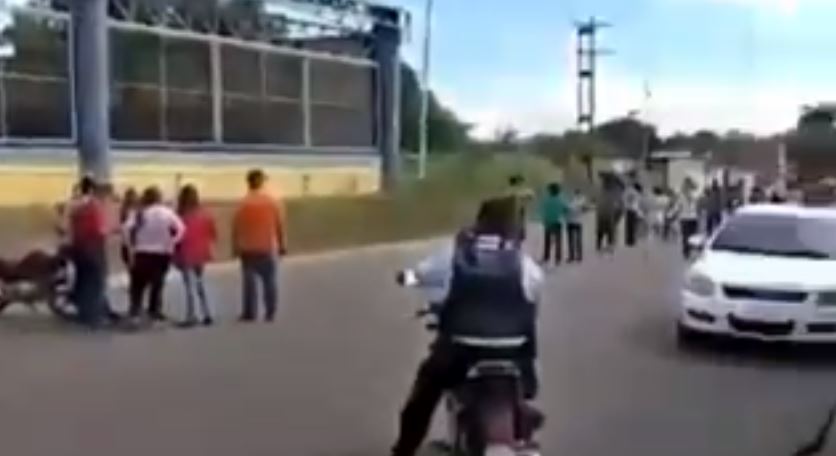 Vecinos de Upata aturdieron con cacerolas a Justo Noguera en plena campaña electoral (Video)