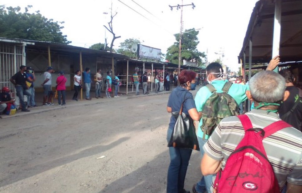 En Aragua, ciudadanos hacen LA MAMÁ de las colas para esperar por el transporte público #24Sep (FOTOS)