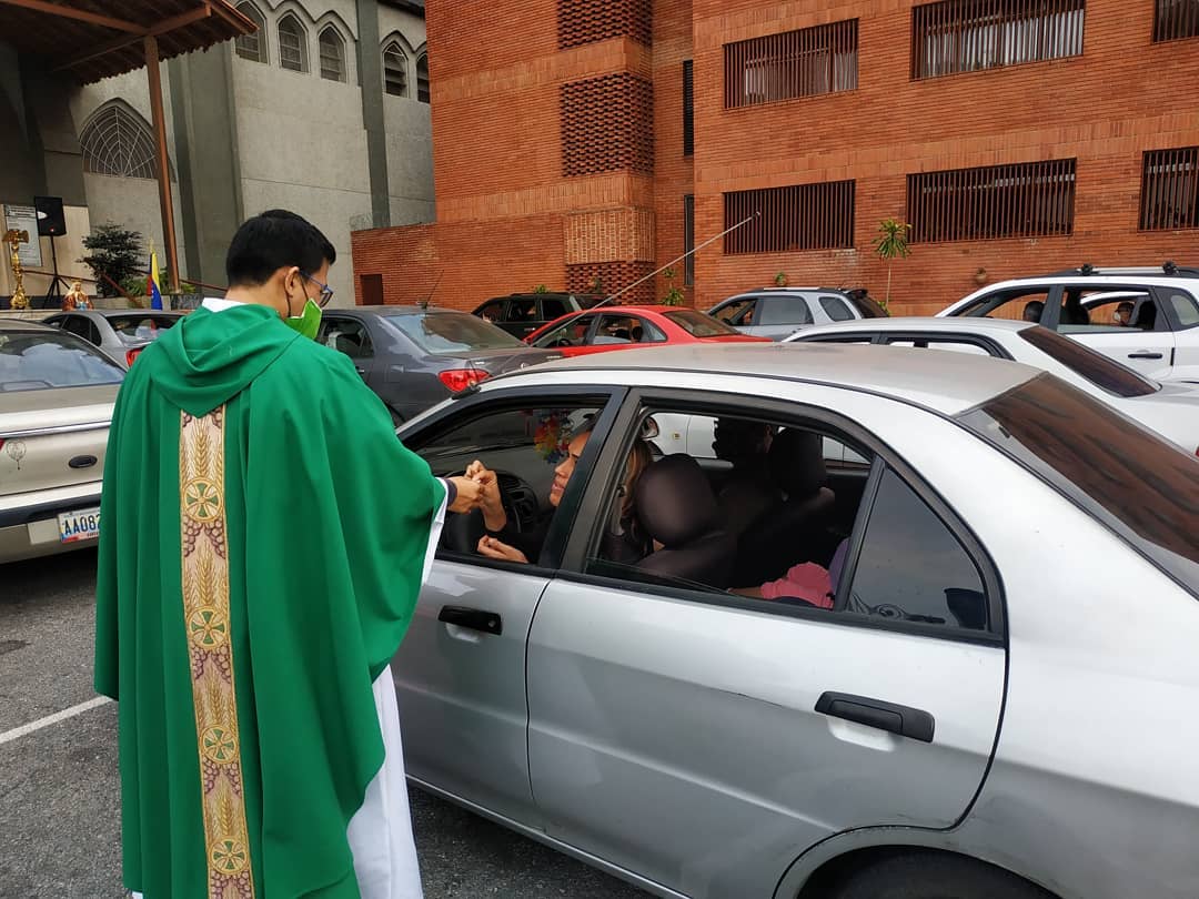 Automisas en Caracas, una alternativa al cierre de las iglesias por la Covid-19 (FOTOS)