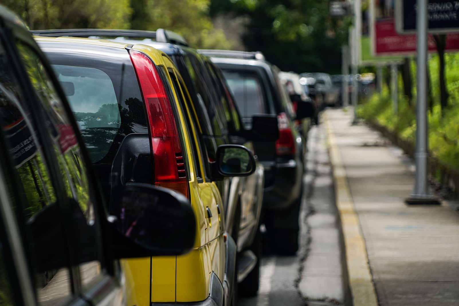 La mega cola para surtir gasolina en la E/S La Muralla en el Hatillo #15Sep (VIDEO)