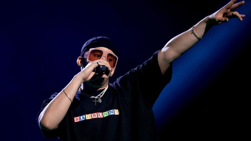 La “metida de pata” de Bad Bunny en el escenario que lo obligó a cantar desde el suelo (VIDEO)