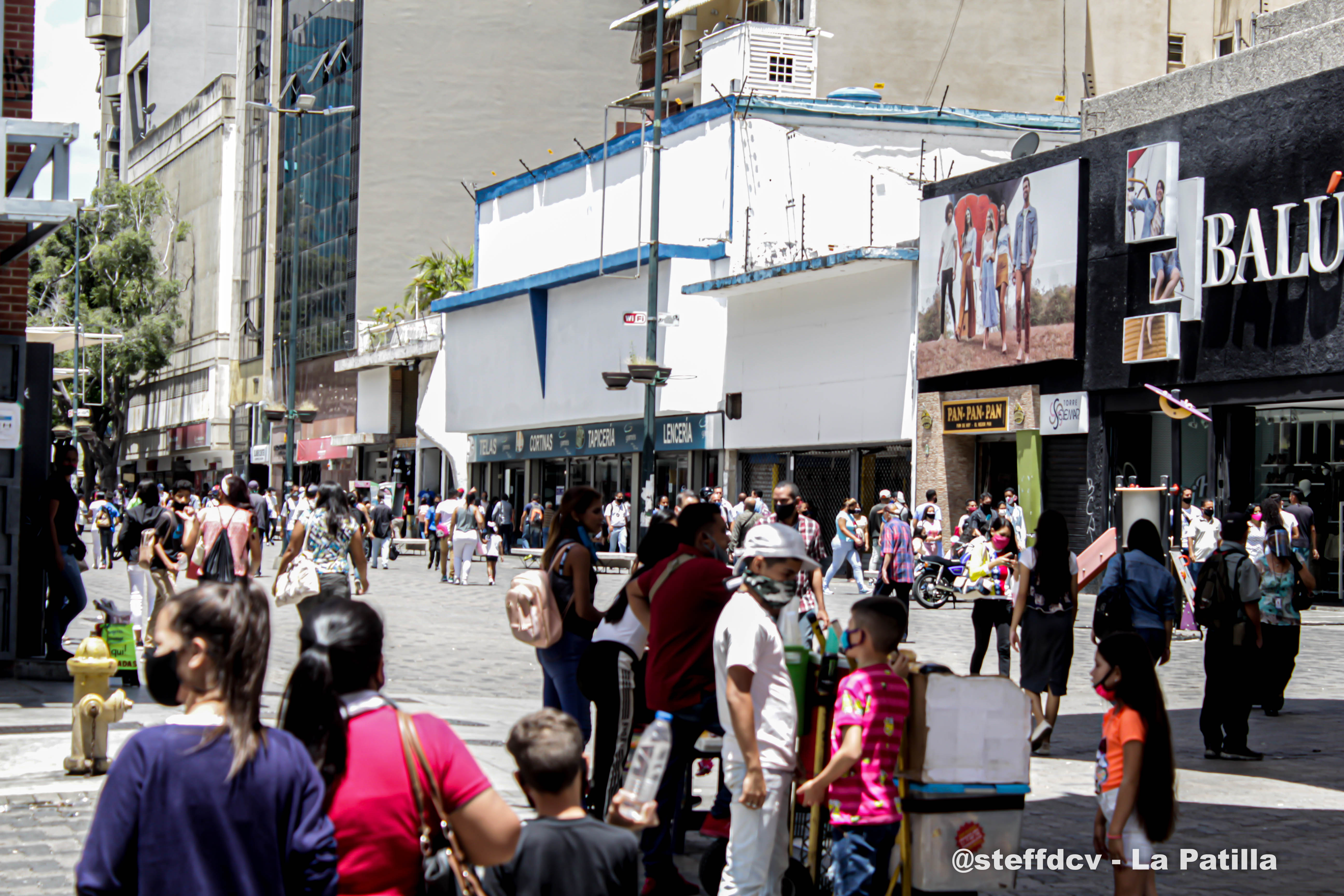 La mutación de los comercios caraqueños en pandemia: Ropa interior y alimentos en un solo lugar (Video)