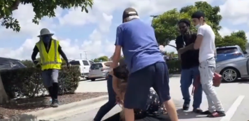 La robaron y golpearon brutalmente durante una pelea en un estacionamiento de Walmart