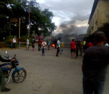 Vecinos de la comunidad San Román, en San Carlos salen a protestar por servicios básicos y gasolina #29Sep (FOTOS)