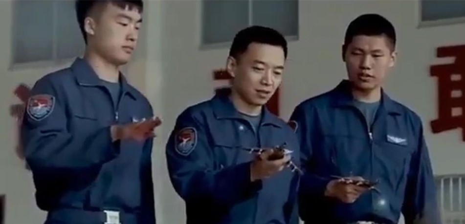 Como Kim Jong Un y con escenas robadas de Hollywood: Así es la nueva propaganda militar de Xi Jinping