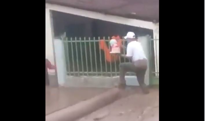 ¡Insólito! Llevó una torta de cumpleaños en plena inundación tras desbordarse el río El Limón (VIDEO)