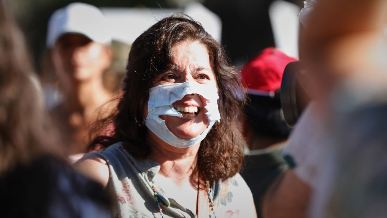 Las teorías falsas que se esconden detrás del argumentario de los antimascarilla