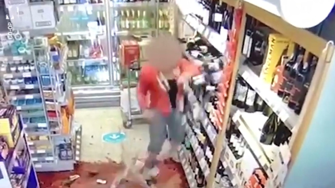 ¡LOCA! Rompió dos estantes de vino luego que le pidieran seguir las normas contra el Covid-19 (VIDEO)