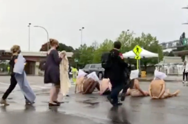 Desnudos y con capuchas, así manifestaron en Rochester por Daniel Prude