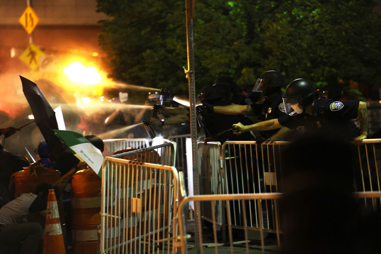 Al menos dos policías heridos y ocho personas arrestadas en protesta de Rochester por la muerte de Daniel Prude