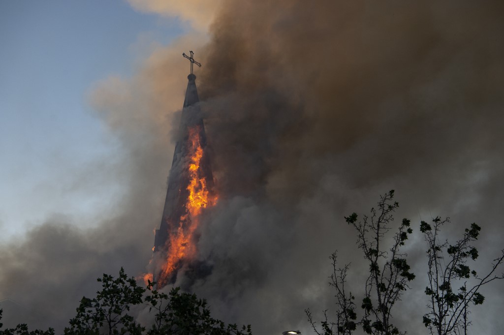 En Video: Así cayó el campanario de Iglesia de la Asunción, reducida a cenizas por revoltosos en Chile