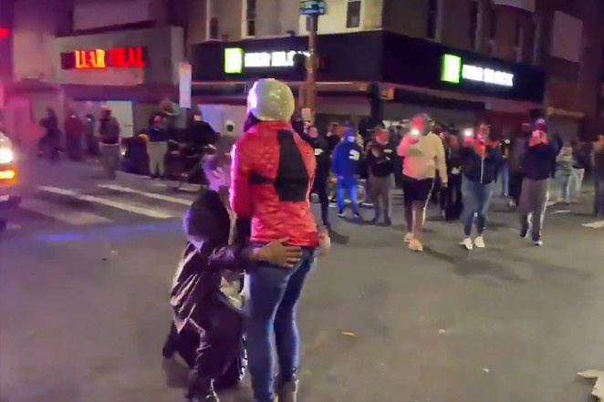 ¡Inolvidable! Le propuso matrimonio a su novia durante las protestas en Filadelfia