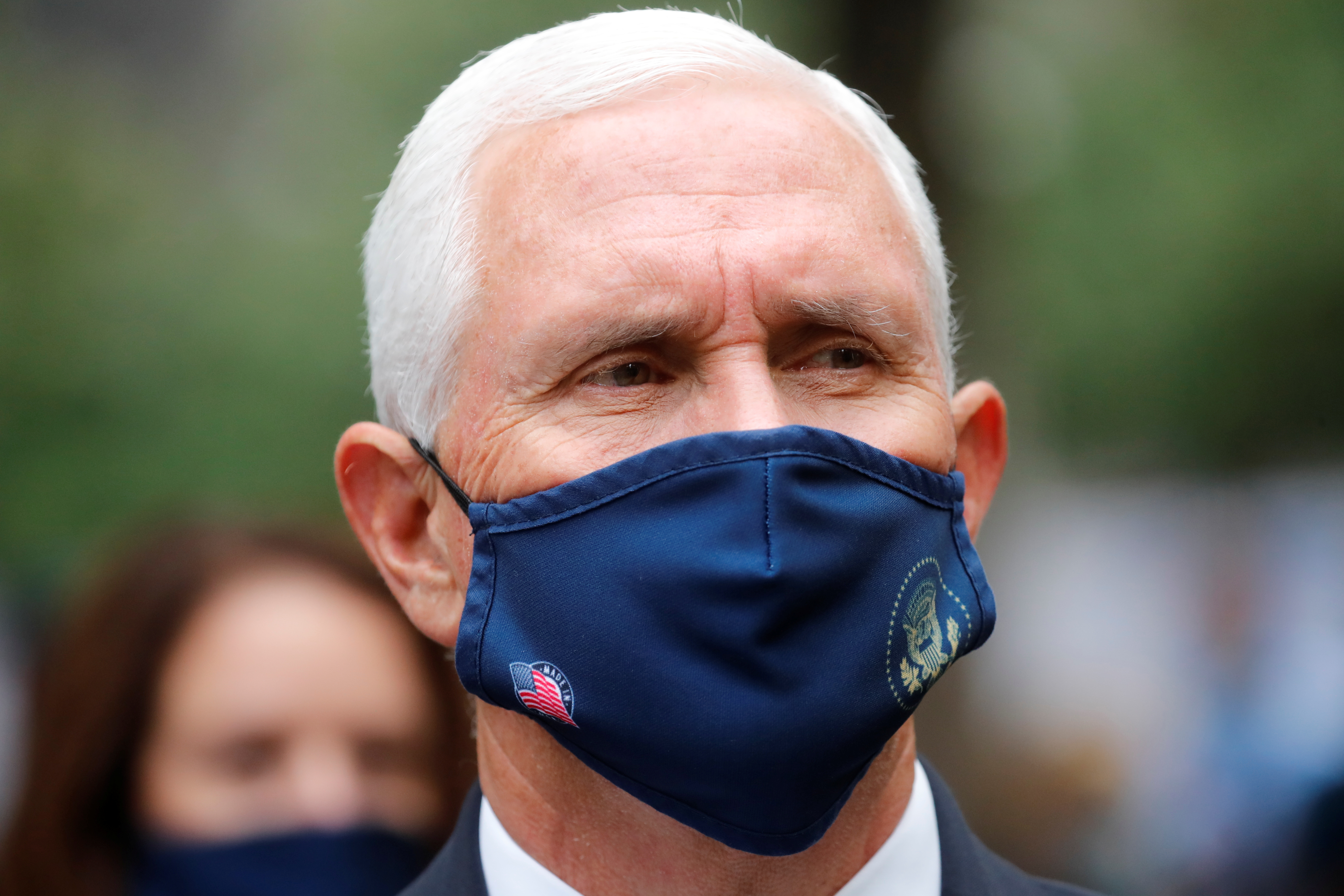 Le colocan con éxito un marcapasos a Mike Pence