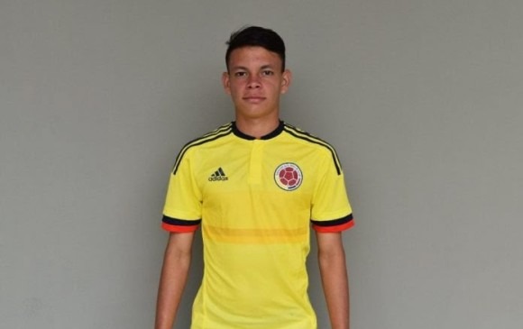 Futbolista colombiano murió tras desplomarse en pleno partido