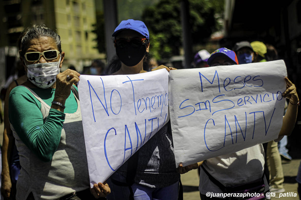 ¿Aló, Cantv? En Los Cortijos exigieron el servicio que han pagado y no funciona (Fotos)