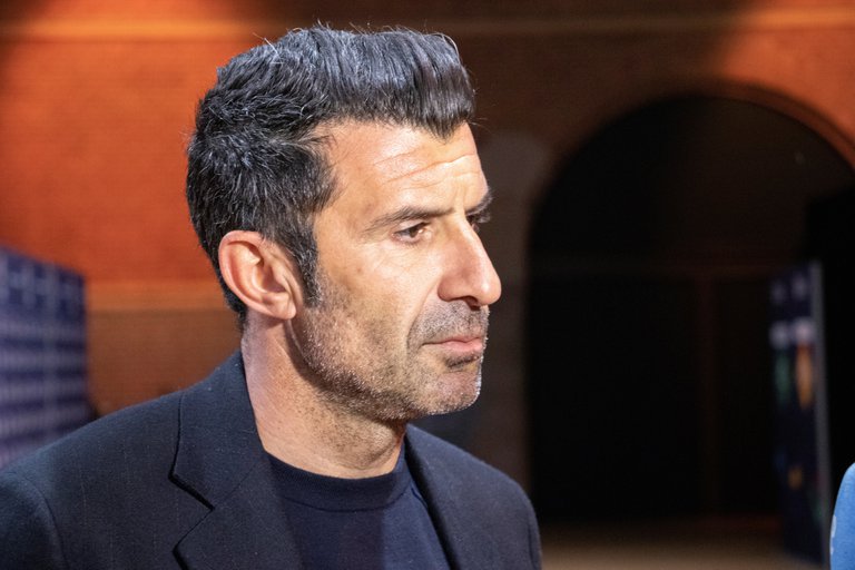 Luis Figo habló sobre su controversial pase de Barcelona a Real Madrid y dejó una frase cargada de polémica