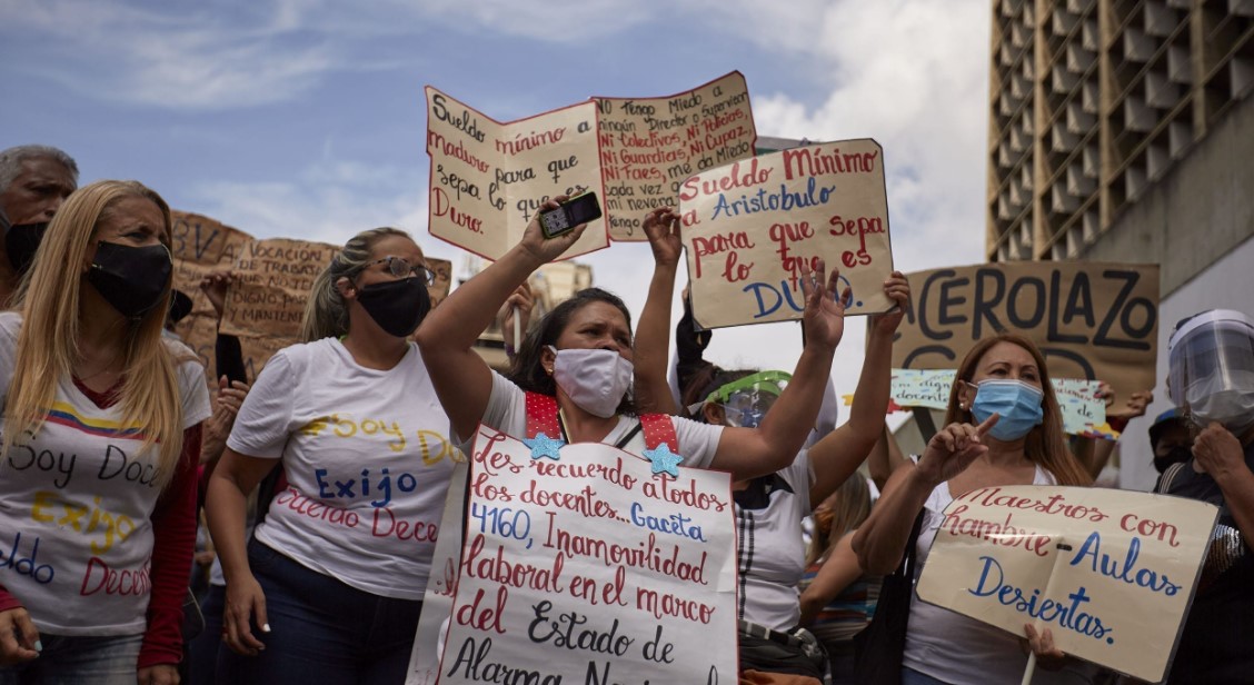 Maestras trabajan como colectoras y venden chupis porque no pueden sobrevivir con la “propina” que les da Maduro