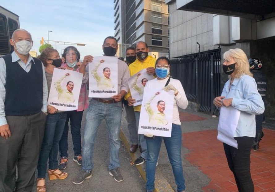 Miembros de PJ se concentran a las puertas del Sebin en Plaza Venezuela para exigir justicia por Fernando Albán #8Oct (FOTOS)