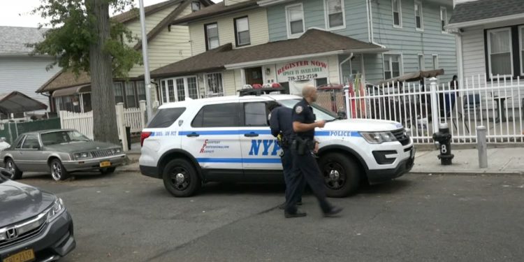 Madre lanzó a su hijo recién nacido por la ventana en Queens